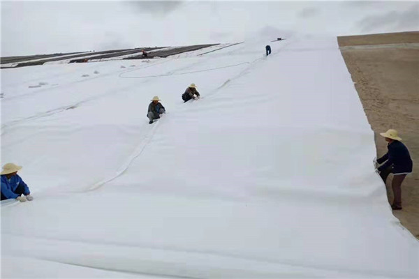 破損的土工布怎樣修補(bǔ)最好呢？